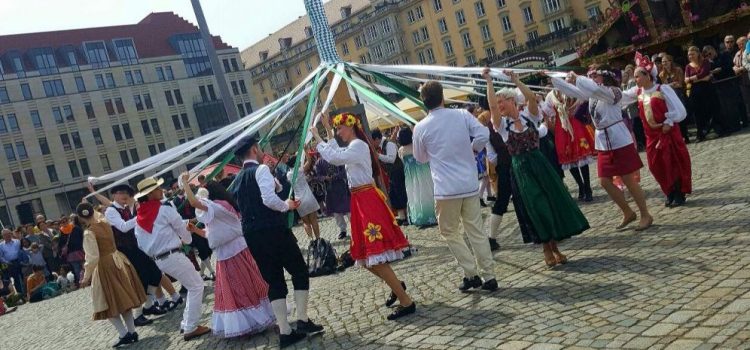 Internationaler Bänderbaumtanz & Folkloretänze