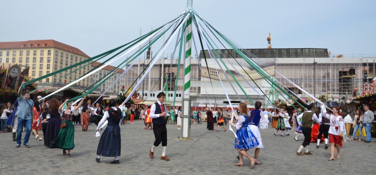 Tanz um den Maibaum