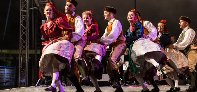 Ungarisches Feuer und deutsche Folklore beim Internationalen Folklorefestival Summerfest 2015 in Szazhalombatta