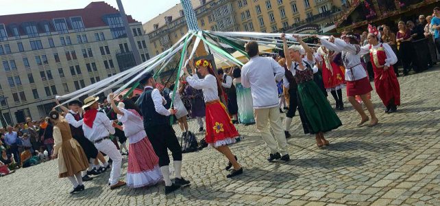 Internationaler Bänderbaumtanz & Folkloretänze Internationaler Bänderbaumtanz & Folkloretänze