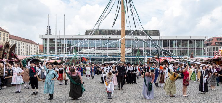 Bänderbaumtanz und Folklore auf Dresdner Altmarkt