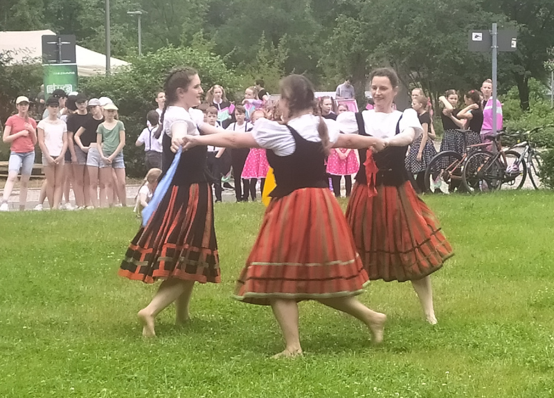  3 Tänzerinnen barfuß auf der Wiese 