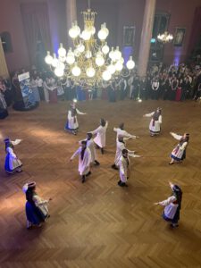 Das Folkloretanzensemble "Thea Maass" der TUD begrüßt tänzerisch das neue Jahr 2025 beim Mitternachtsball im Ballhaus Watzke Dresden.