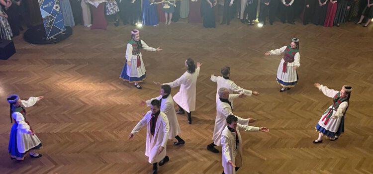 Das Folkloretanzensemble "Thea Maass" der TUD begrüßt tänzerisch das neue Jahr 2025 beim Mitternachtsball im Ballhaus Watzke Dresden.