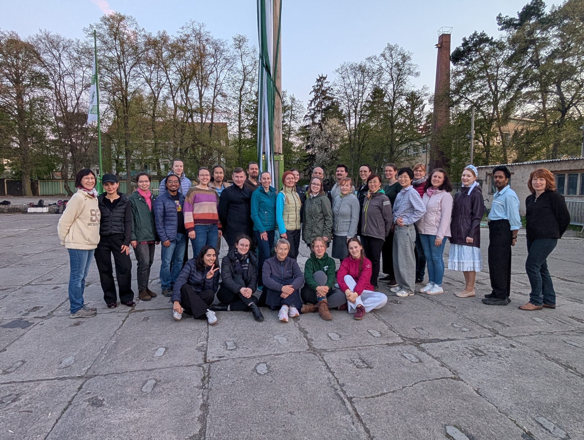 30 Bänderbaumtänzer eröffnen den Dresdner Frühlingsmarkt am 25. April 2026